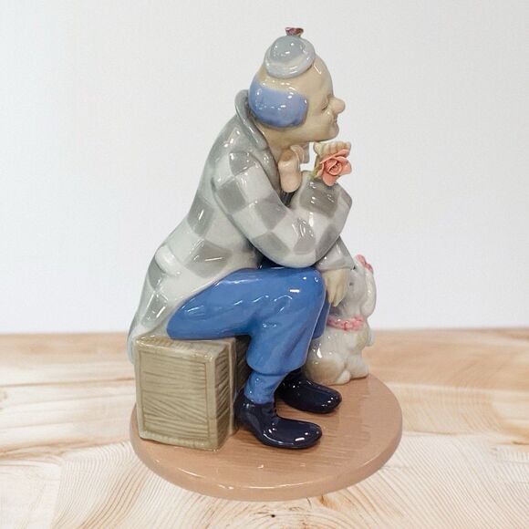 Clown Figurine Sitting With Dog Roses Pastels Paul Sebastian Design 2002 6in - Picture 5 of 7